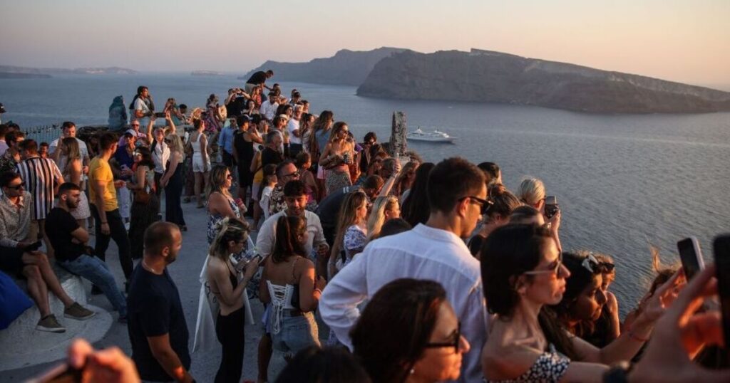 Greek island in chaos as 17,000 tourists descend as mayor declares 'emergency' | World | News