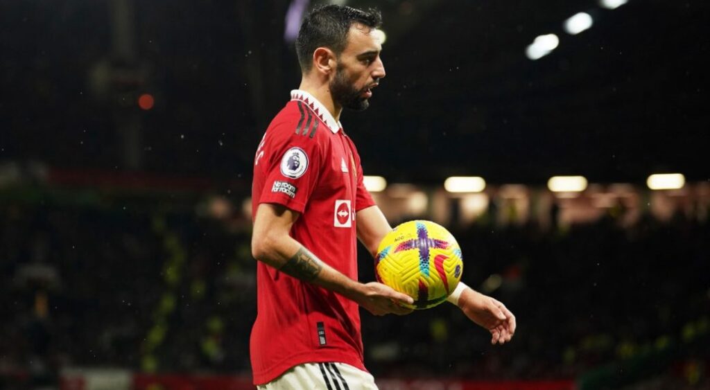 Manchester United captain Bruno Fernandes signs a new contract to 2027