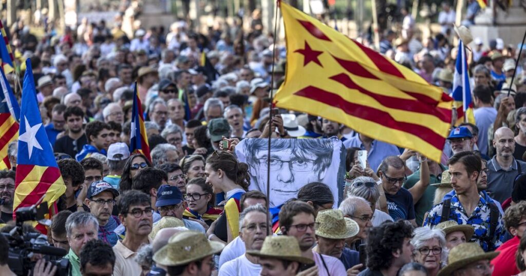 Barcelona protest LIVE: Carles Puigdemont manhunt as crowds teargassed | World | News