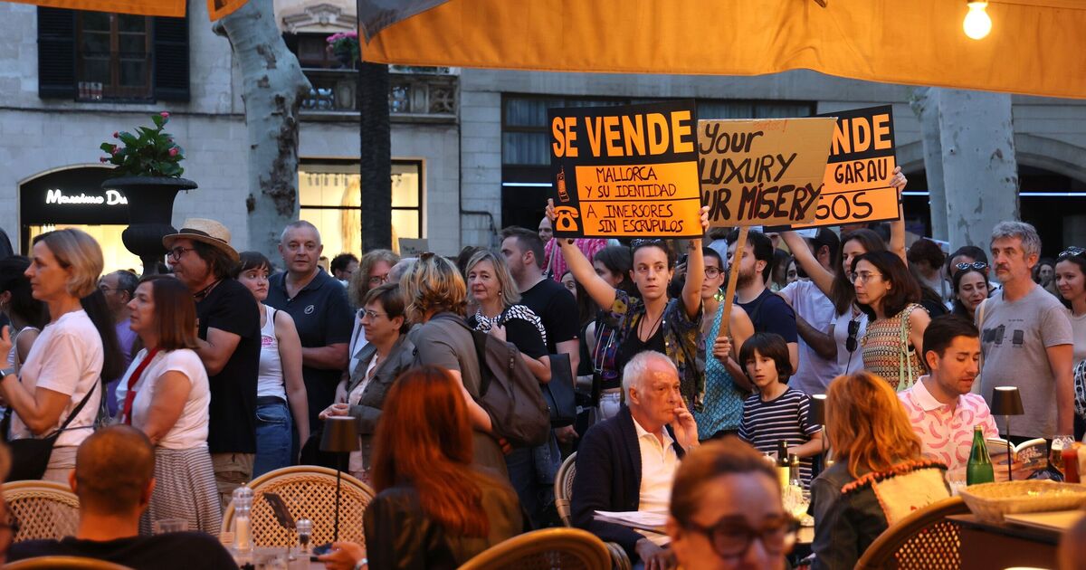 British tourists defy overtourism protesters as Majorca sees booking surge | World | News