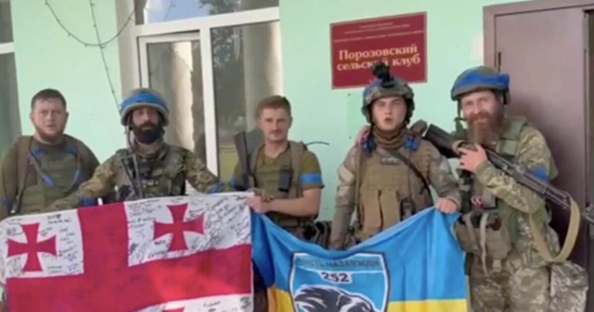 Ukraine troops pose with Ukrainian flag in Russian village as Putin orders 76k to evacuate | World | News