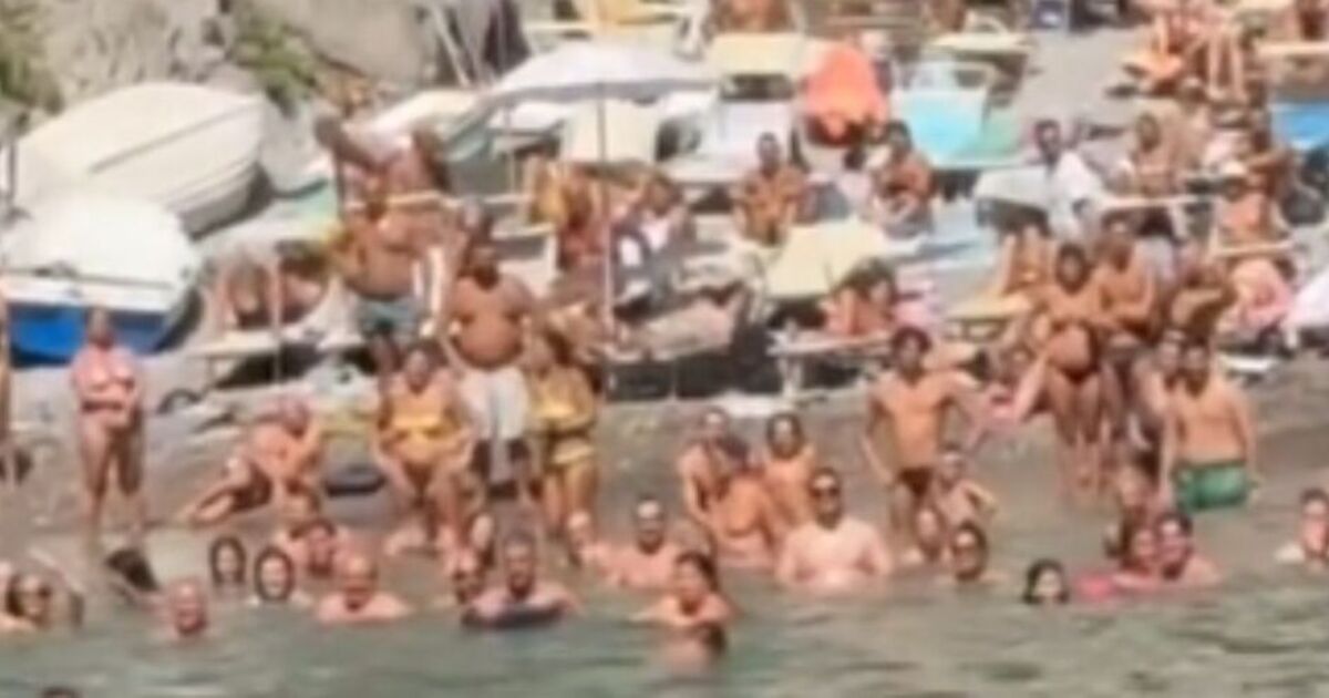 Amalfi Coast beach stops still as Americans party on boat | World | News