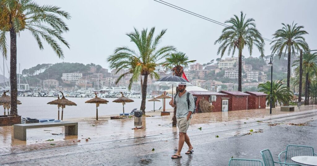 Spain issues urgent warning for Balearic Islands tourists | World | News