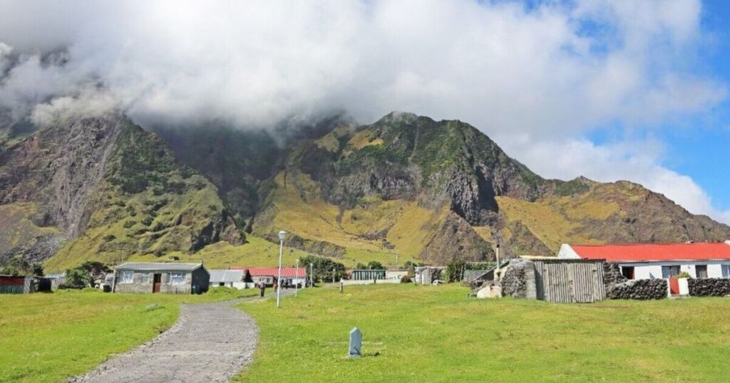 Tristan da Cunha: The 'UK owned island' 1,491 miles from other people | World | News